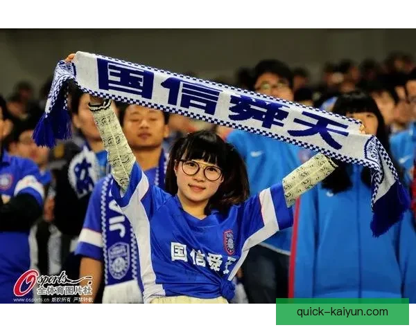 日本国家队迎来关键战役，球迷激情助阵展现团结精神 فع